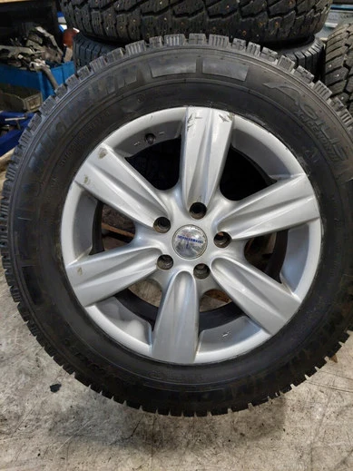 Michelin Agilis X-Ice North alumiinivanteilla